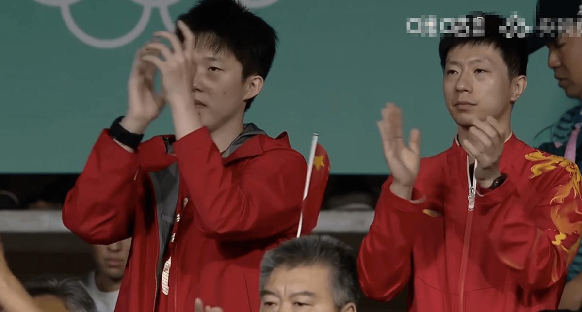 张本智和先与王皓握手再脱衣庆祝张本智和的独特庆祝方式，先与王皓握手，再脱衣庆祝