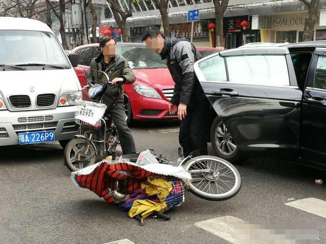司机连续撞骑车男子如果司机连续撞击骑车男子，这是一种非常危险和不道德的行为，可能会给受害者带来严重的伤害甚至死亡。